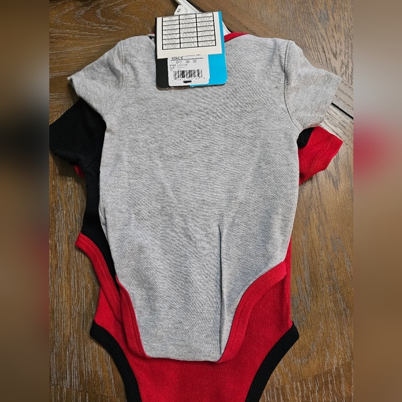 Gen2 Infant Wisconsin Badgers 3-Piece Creeper set 12 month - Picture 4 of 5